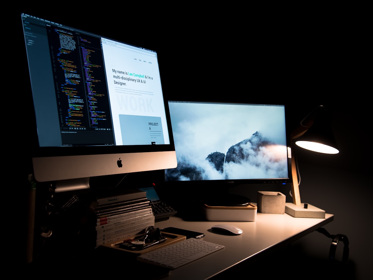 Clean website mockup on a desk — free Unsplash photo
